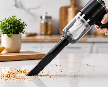 FREEVAC™ élimine facilement les miettes sur un plan de travail de cuisine.